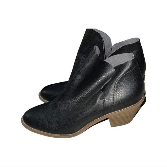 Universal Thread Heeled Booties - Picture 3 of 5